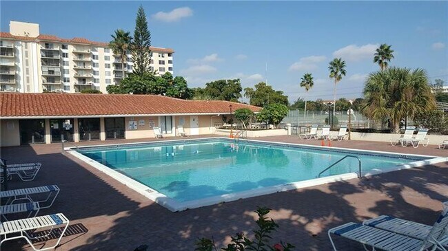 Building Photo - 4168 Inverrary Dr