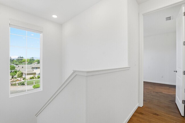 Building Photo - Spacious 3 Bed Townhome with Garage, A/C & Modern Finishes