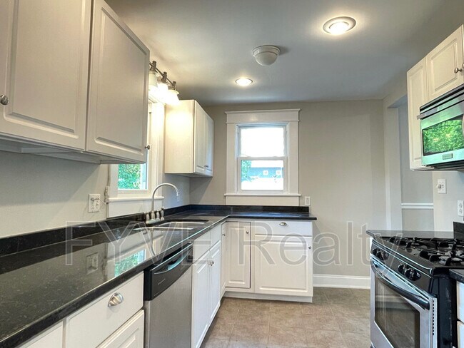 Building Photo - 1126 Sharpe Ave