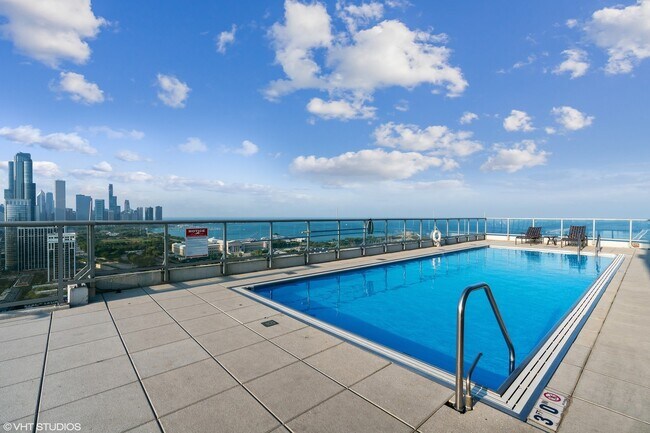 Rooptop pool - 1629 S Prairie Ave