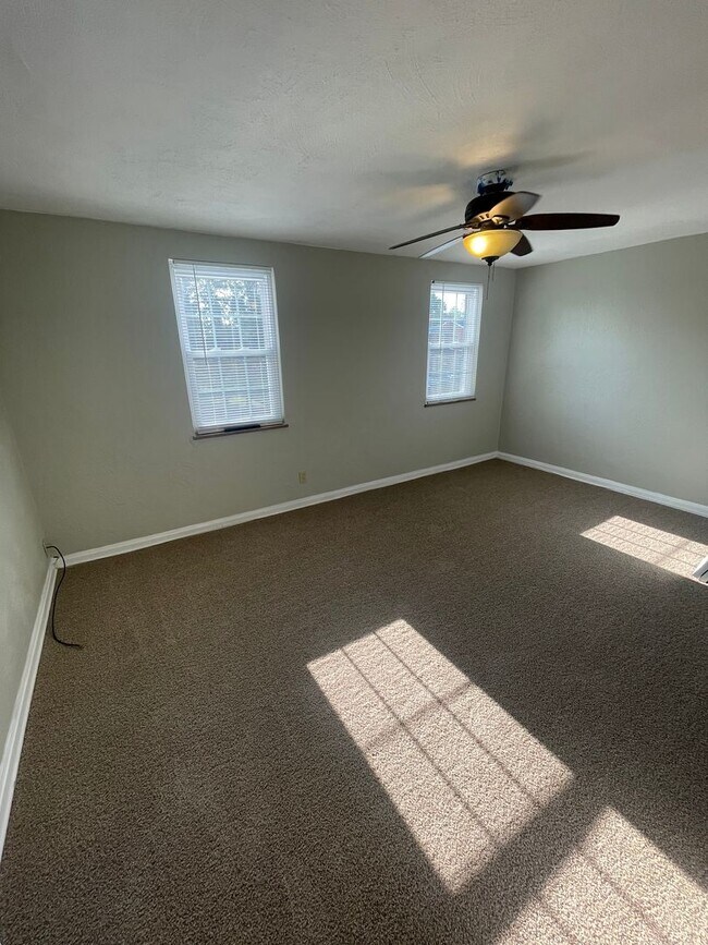 Building Photo - Townhouse on Spacious Corner Lot
