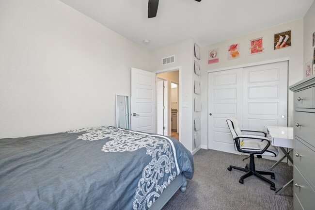 Building Photo - "Experience Spacious Comfort: 4-Bed, 3.5-Bath Retreat on Gladshine Drive!"