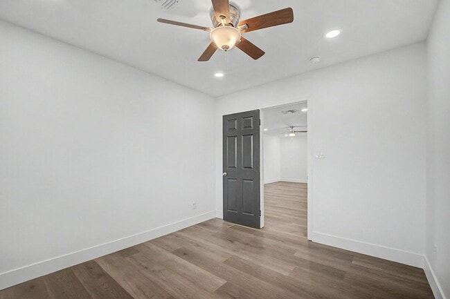 Building Photo - 6 Bed/ 3 Bath with Pool