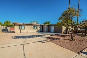 Building Photo - Spacious 4Bed/2Bath Oasis Near Outdoor Adv...