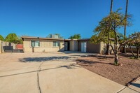 Building Photo - Spacious 4Bed/2Bath Oasis Near Outdoor Adv...