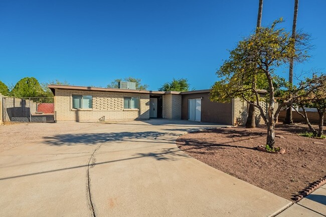 Primary Photo - Spacious 4Bed/2Bath Oasis Near Outdoor Adv...