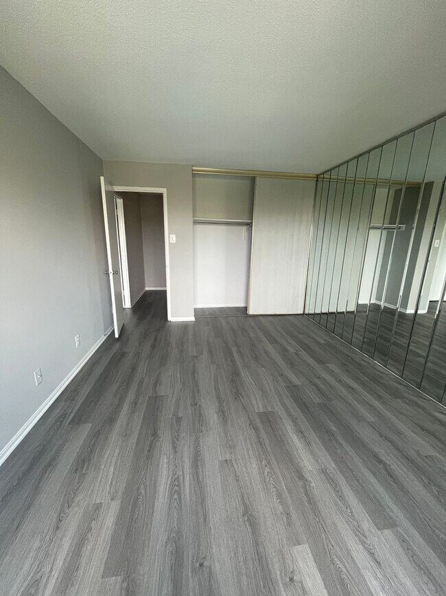 Building Photo - 307 Yoakum Pkwy