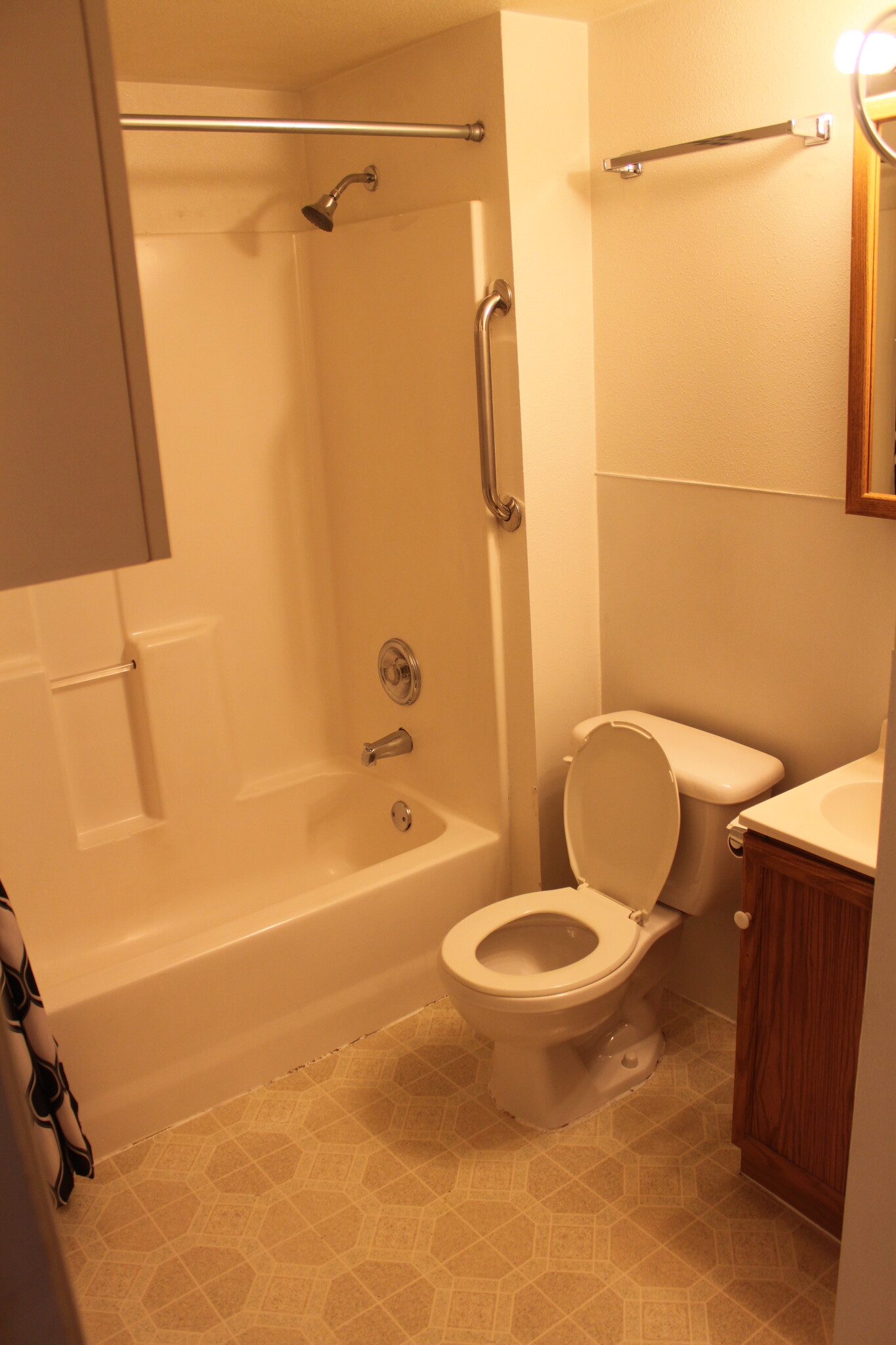 bathroom - 1946 Emerald Alley