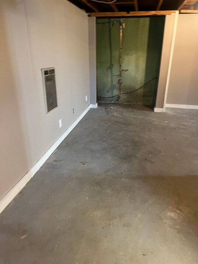 Building Photo - 3 Bedroom One Bath House in Bissell Hills ...