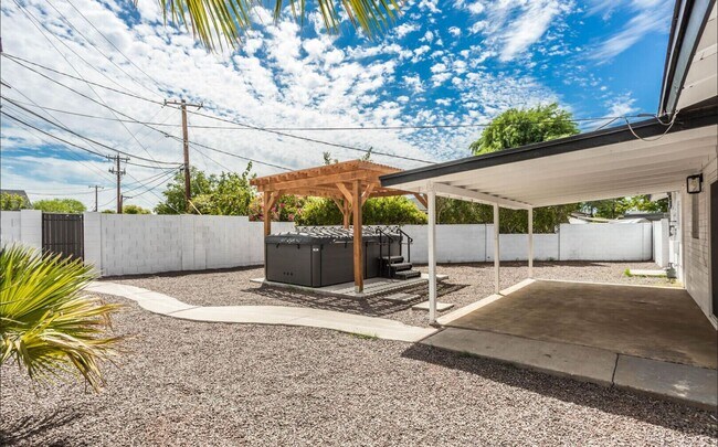 Building Photo - New Rental Price: $2,700 per month (utilities included). Special Conditions: Immediate move-in on...