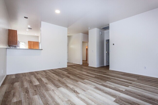 Building Photo - 2 Bedroom Townhome in Yavapai Hills