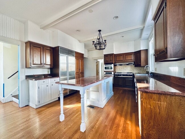 Building Photo - 671 Prospect St