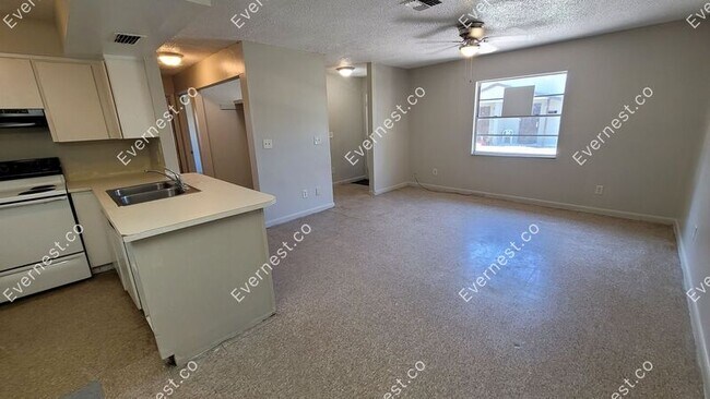 Building Photo - 3058 St Paul Dr