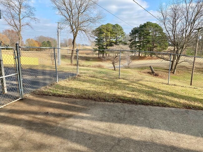 Building Photo - Location Location Location!!! 4bdr/2ba Split Level near Clarksville County Club!!