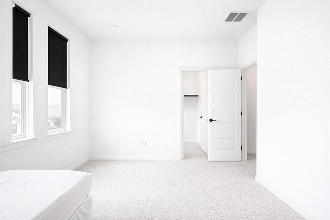 Building Photo - 6401 Velvet Leaf Ln