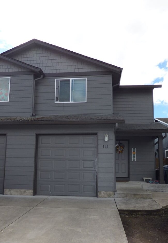 Building Photo - Two-story 3 bedroom duplex in Monmouth