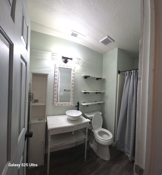 Building Photo - "Charming 2-Bed, 2-Bath Townhouse with Coz...