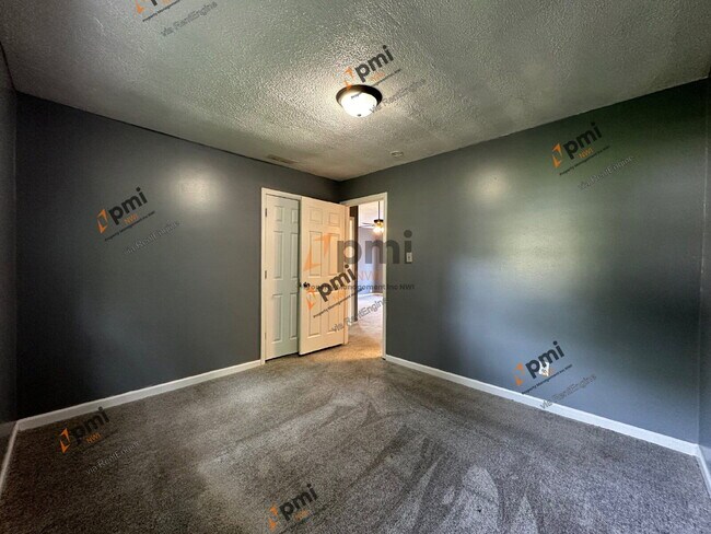 Building Photo - 3464 Iowa St