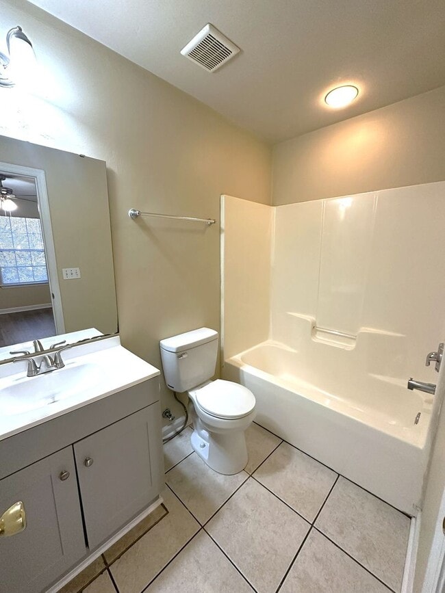 Building Photo - AWESOME 3/3 with No Carpet, Large Bedrooms, & More! $1300/month Avail Now!