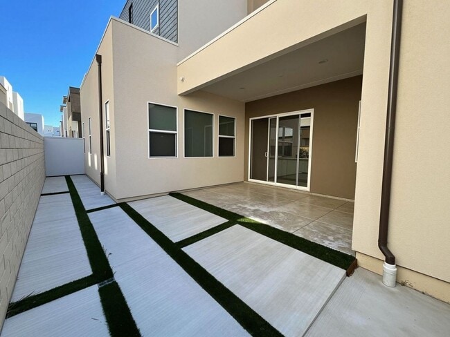 Building Photo - Beautiful 3-Bedroom Home with Solar Panels in Valencia!