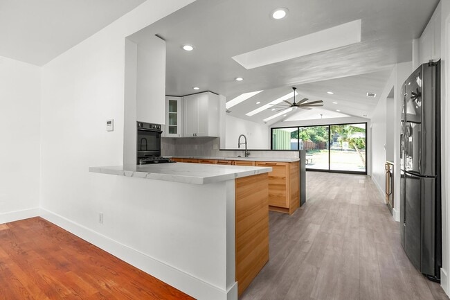 Building Photo - 7843 Quince St