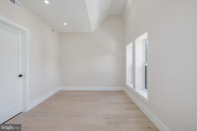 Building Photo - 722 Kenyon St NW