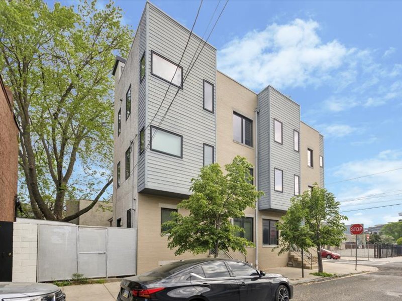 Building Photo - 928 S 15th St