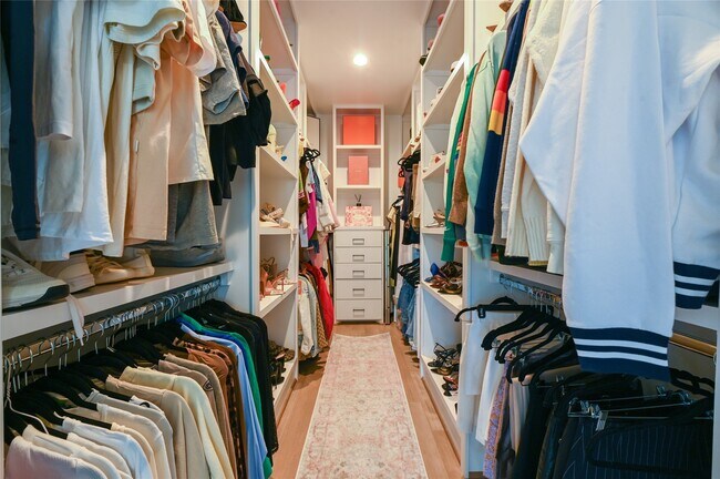 Building Photo - 5233 Darling St