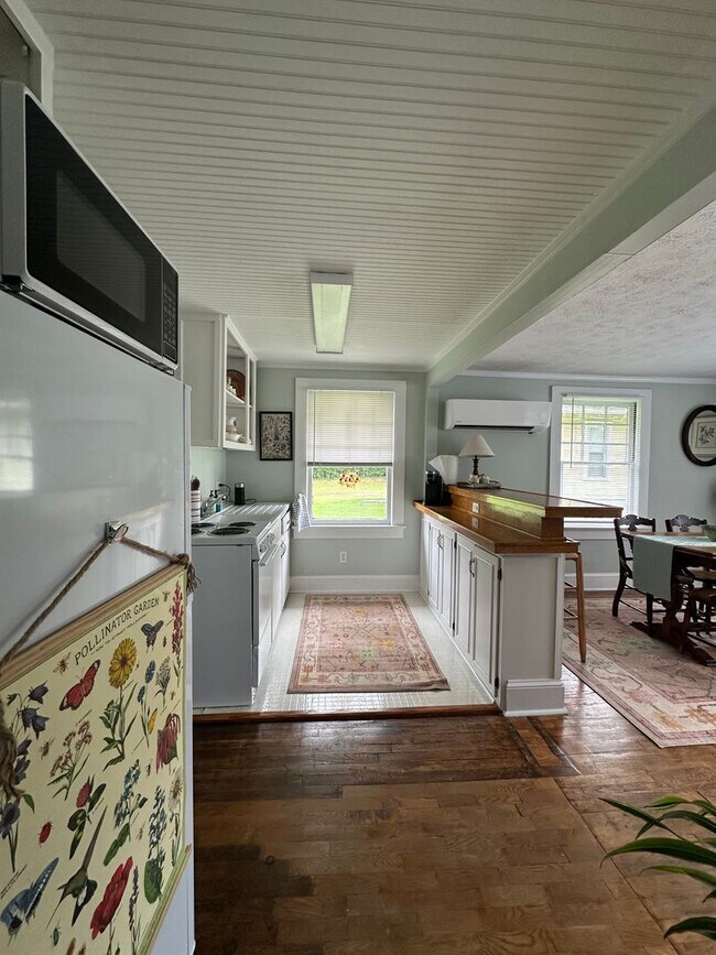 Building Photo - One Bedroom Garage Apartment in 5 Points!!