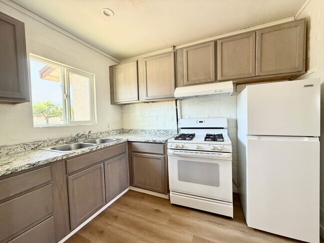 Building Photo - AVAILABLE NOW!!  RECENTLY UPDATED 1 Bedroom 1 Bathroom!! Apartment in Palm Desert