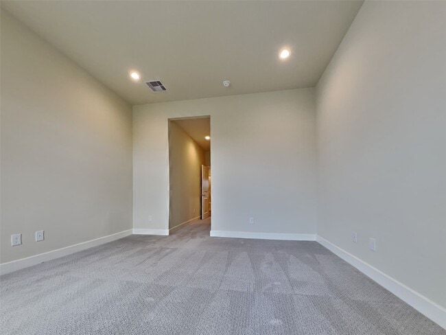 Building Photo - 2604 Mid Ln