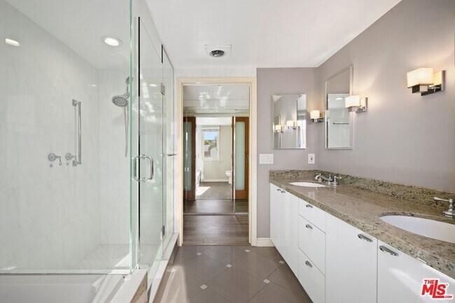 Building Photo - 435 Arnaz Dr