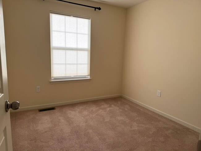 Building Photo - 136 Kestrel Ln