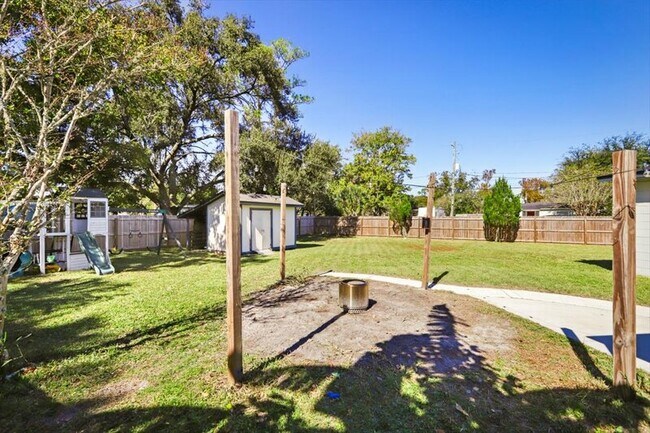 Building Photo - 3506 Claridge Rd E