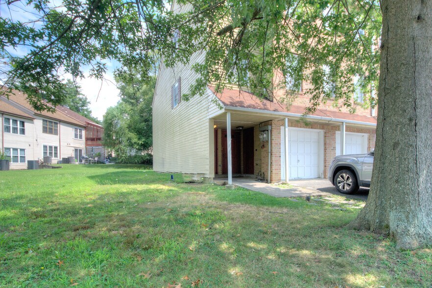 Building Photo - 100 Chaucer Rd