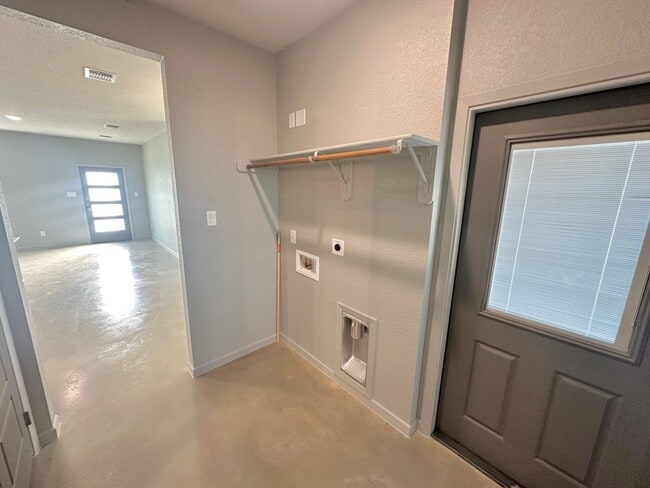 Building Photo - AVAILABLE NOW!