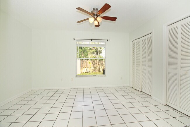 Building Photo - 896 Rose Ct
