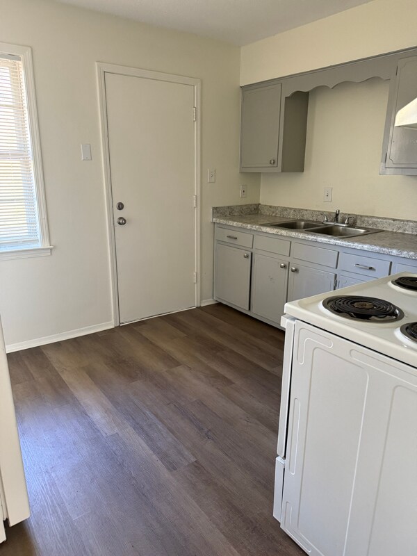 Building Photo - 1914 St James Dr