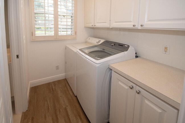 Building Photo - 327 Salinas Dr