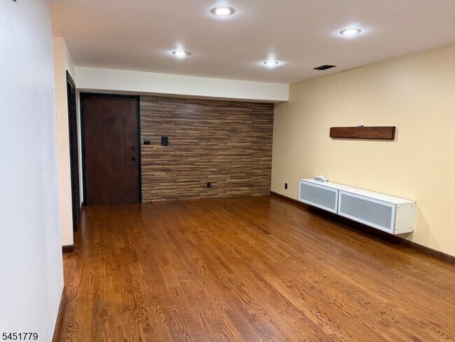 Building Photo - 52 Heckel St