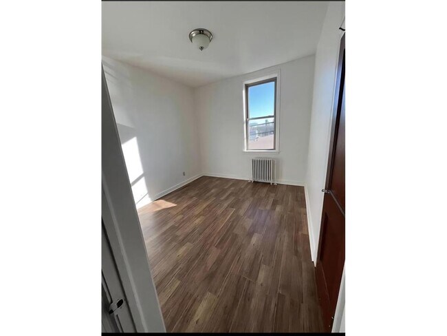 Building Photo - 113 3rd St W