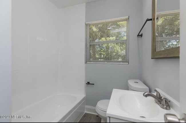 Building Photo - 2513 Spirea St