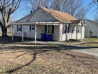 Building Photo - 3 Bedroom/2 Bath Cozy Home with an amazing...