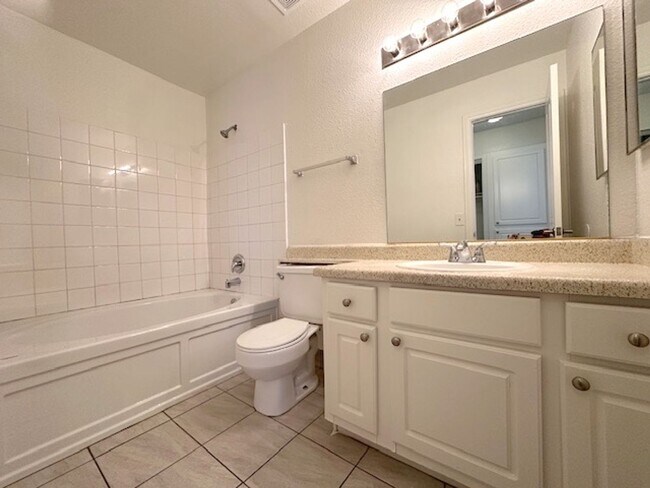 Building Photo - Beautiful South Shores Gated Community. 1st Floor unit. 2 beds. 2 baths.