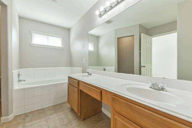 Building Photo - 13831 Hillingdale Ln