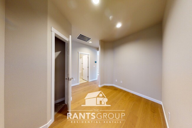 Building Photo - Newer Rambler in Hawks Prairie! Easy JBLM ...