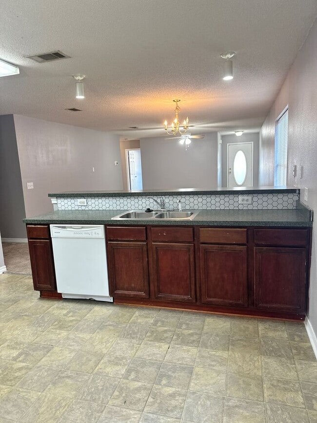 Building Photo - 3/2 Cottage in Maple Oaks Subdivision with garage