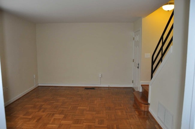 Building Photo - Ashtons