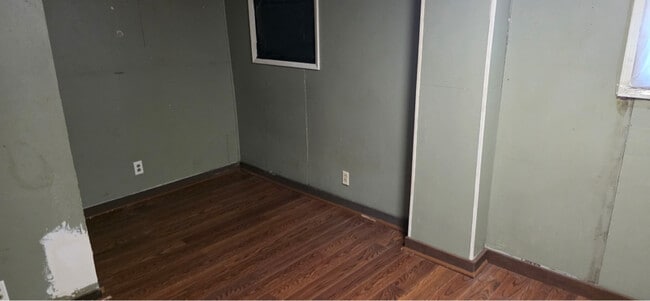 Building Photo - 400 E Thrush Ave