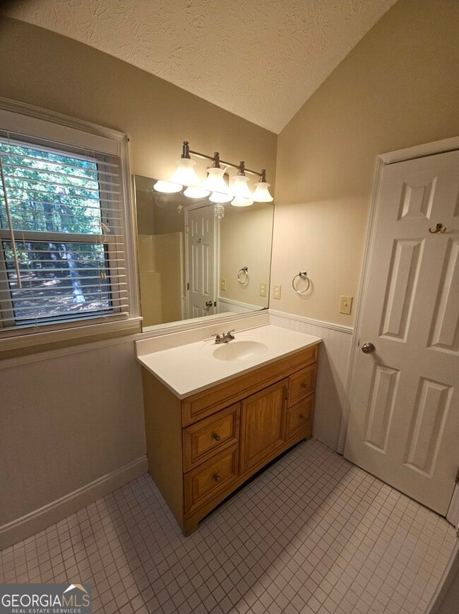 Building Photo - 102 Sauterne Way